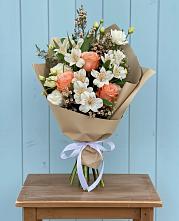 Букет цветов из:  Альстромерии, Лизиантусы, Розы и Хризантемы в Ильинское-Хованское