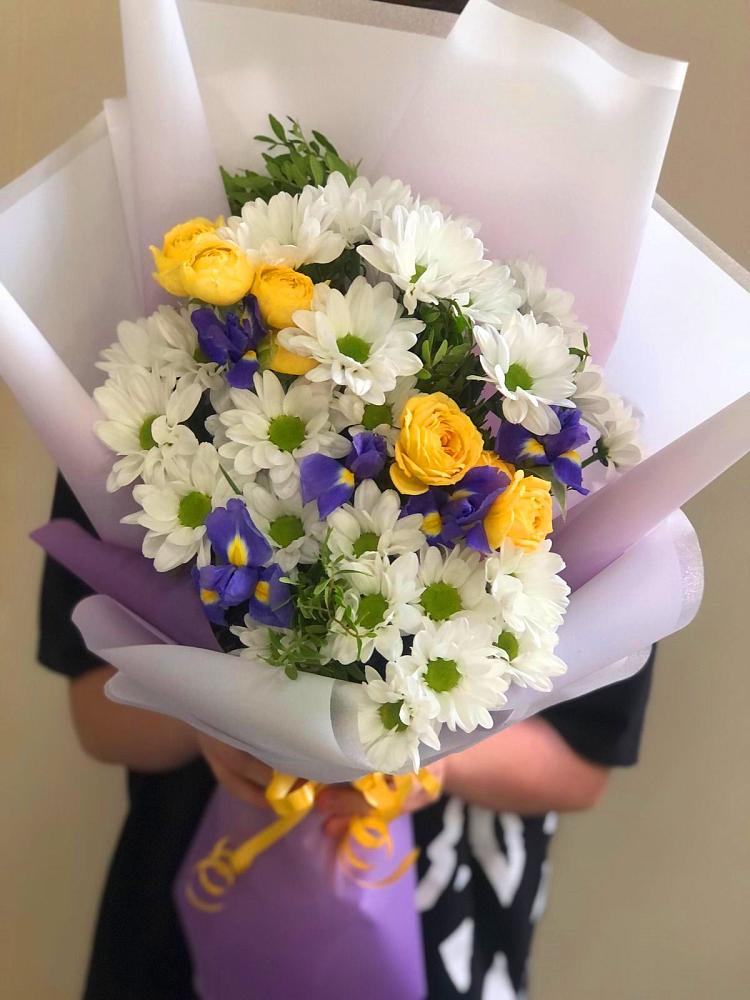 Букет цветов из: Ирисы, Хризантемы и Розы в Ильинское-Хованское