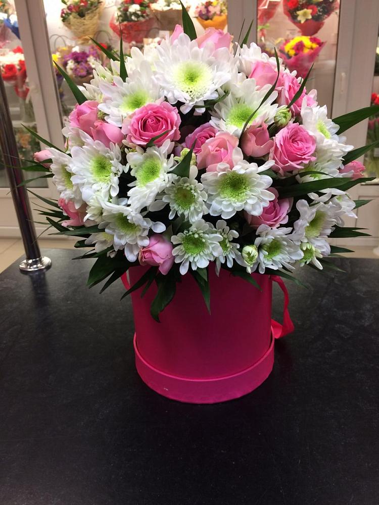 Цветочная композиция из Розы и Хризантемы в шляпной коробке в Ильинское-Хованское