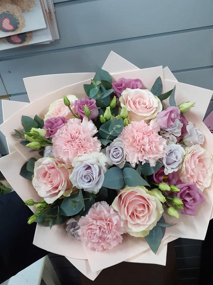 Букет цветов из: Розы, Гвоздики и Лизиантусы в Ильинское-Хованское